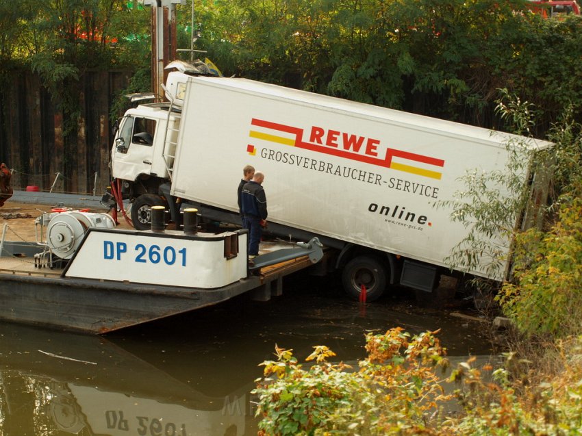 LKW faehrt in den Rhein Langel Hitdorf Faehre P277.JPG